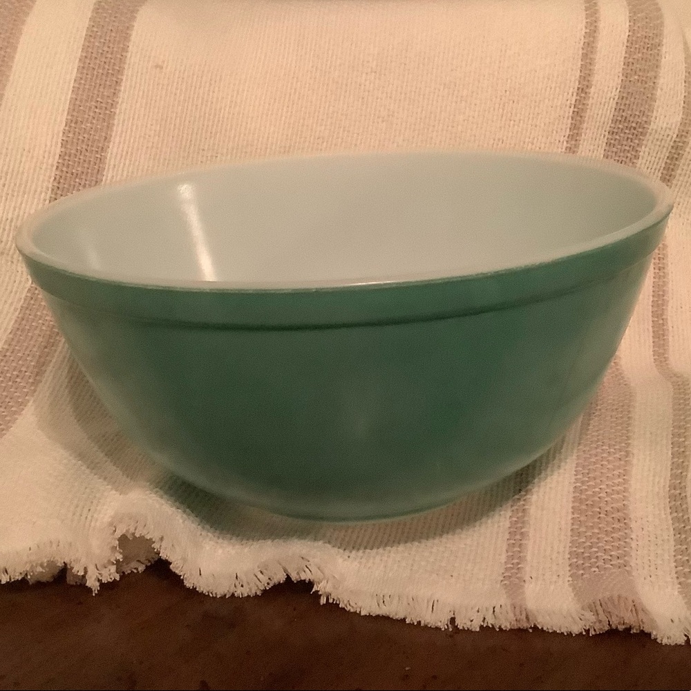 Pyrex 2QT Green Bowl